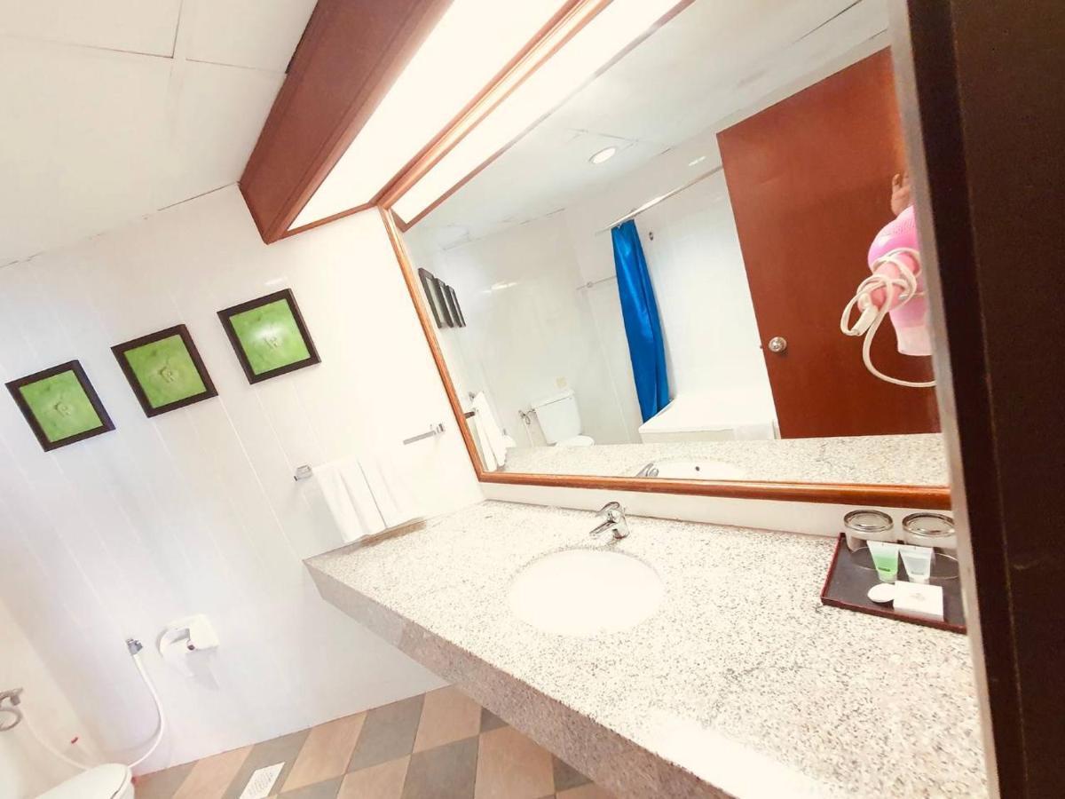 Romantic Couple Suite + Beach-Front Balcony Tanjung Bungah  Exterior photo