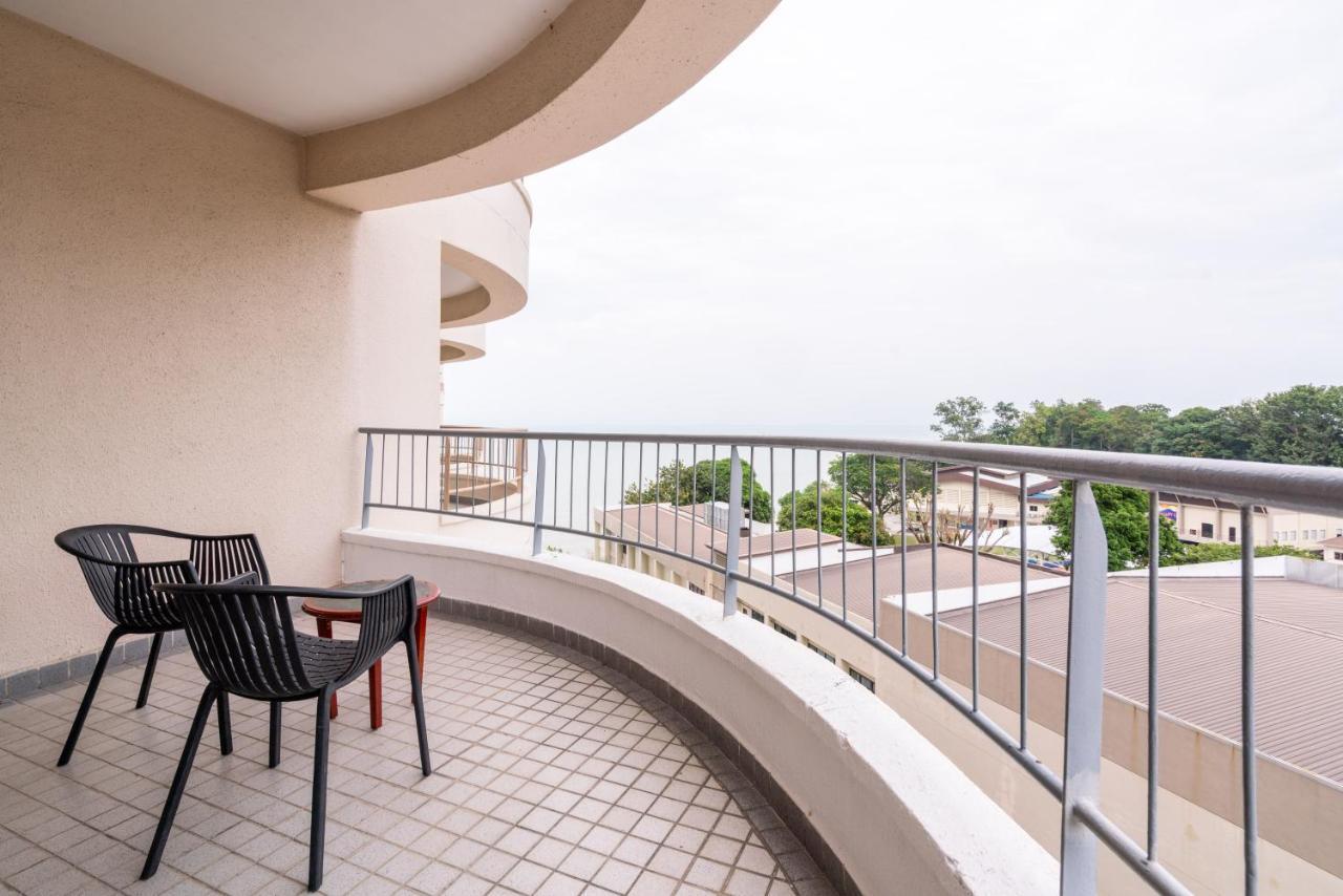 Romantic Couple Suite + Beach-Front Balcony Tanjung Bungah  Exterior photo