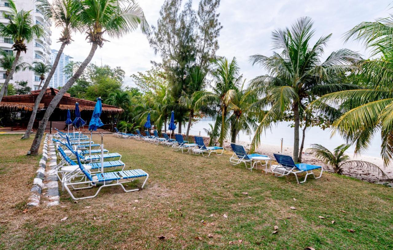Romantic Couple Suite + Beach-Front Balcony Tanjung Bungah  Exterior photo
