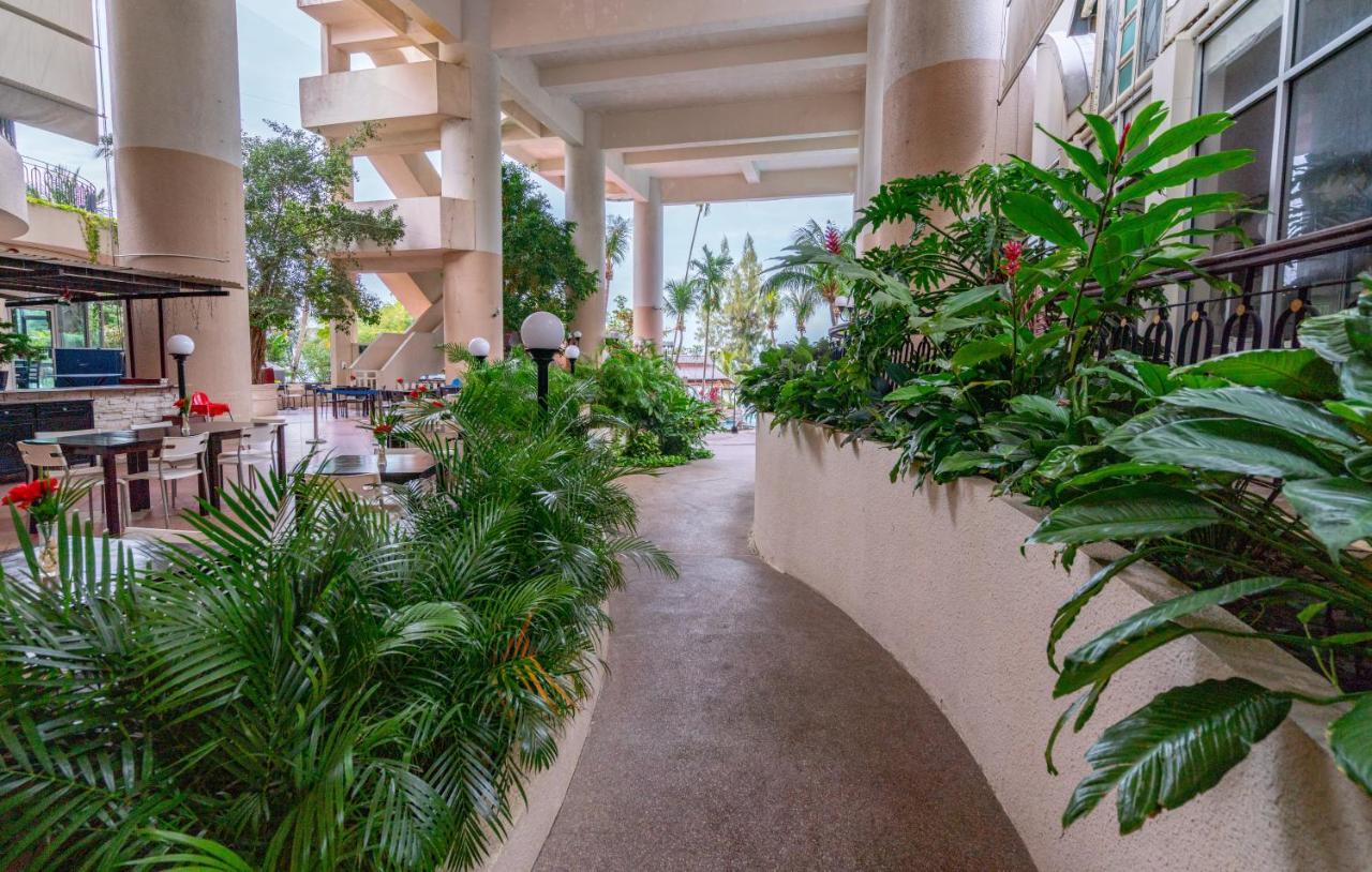 Romantic Couple Suite + Beach-Front Balcony Tanjung Bungah  Exterior photo
