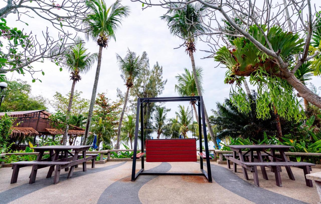 Romantic Couple Suite + Beach-Front Balcony Tanjung Bungah  Exterior photo