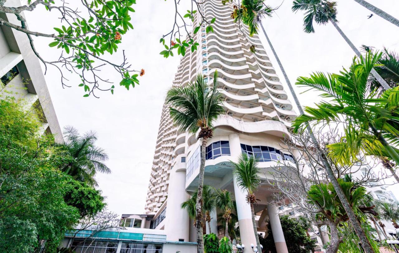 Romantic Couple Suite + Beach-Front Balcony Tanjung Bungah  Exterior photo
